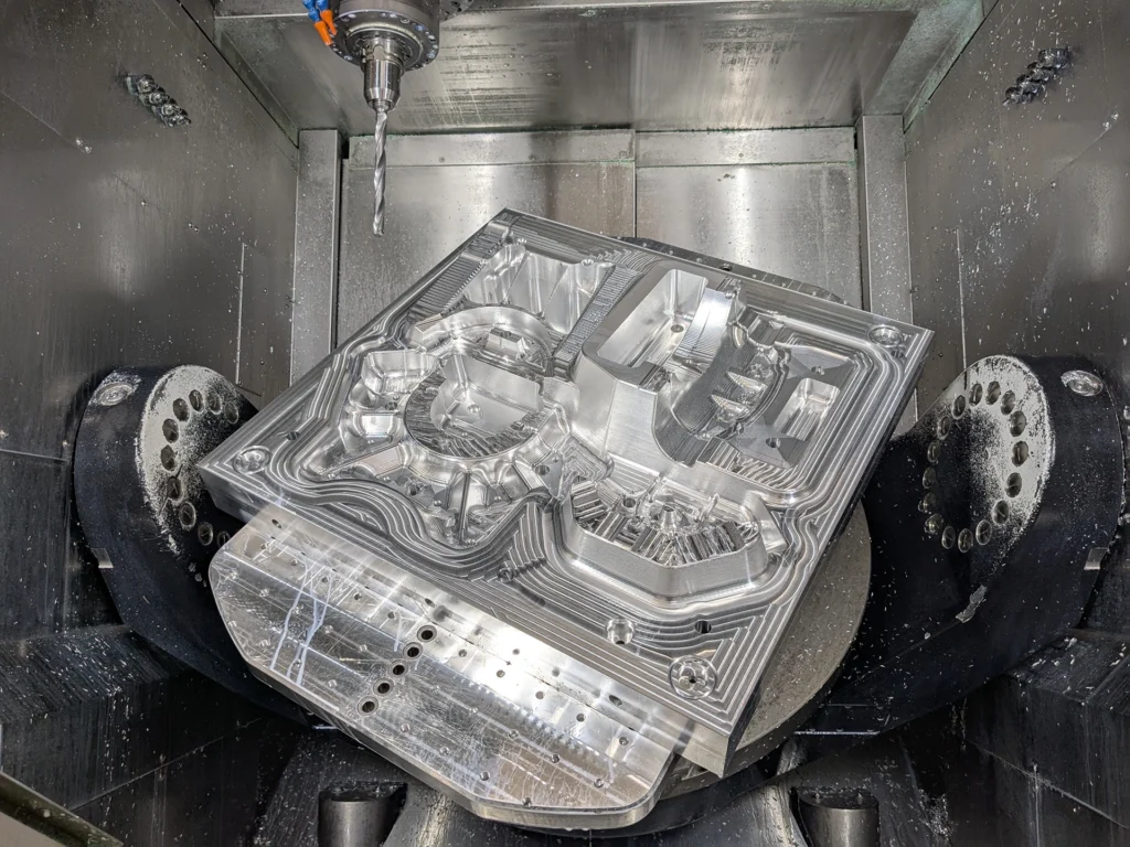 Fünfachs-CNC-Maschine fräst komplexes Gehäuseteil